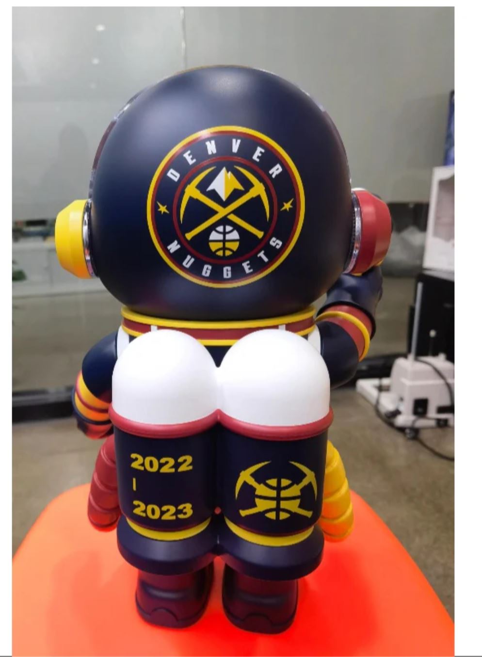 POP MART - MEGA SAPCE MOLLY 400% -NBA Denver NUGGETS -100% Authentic from POP MART.